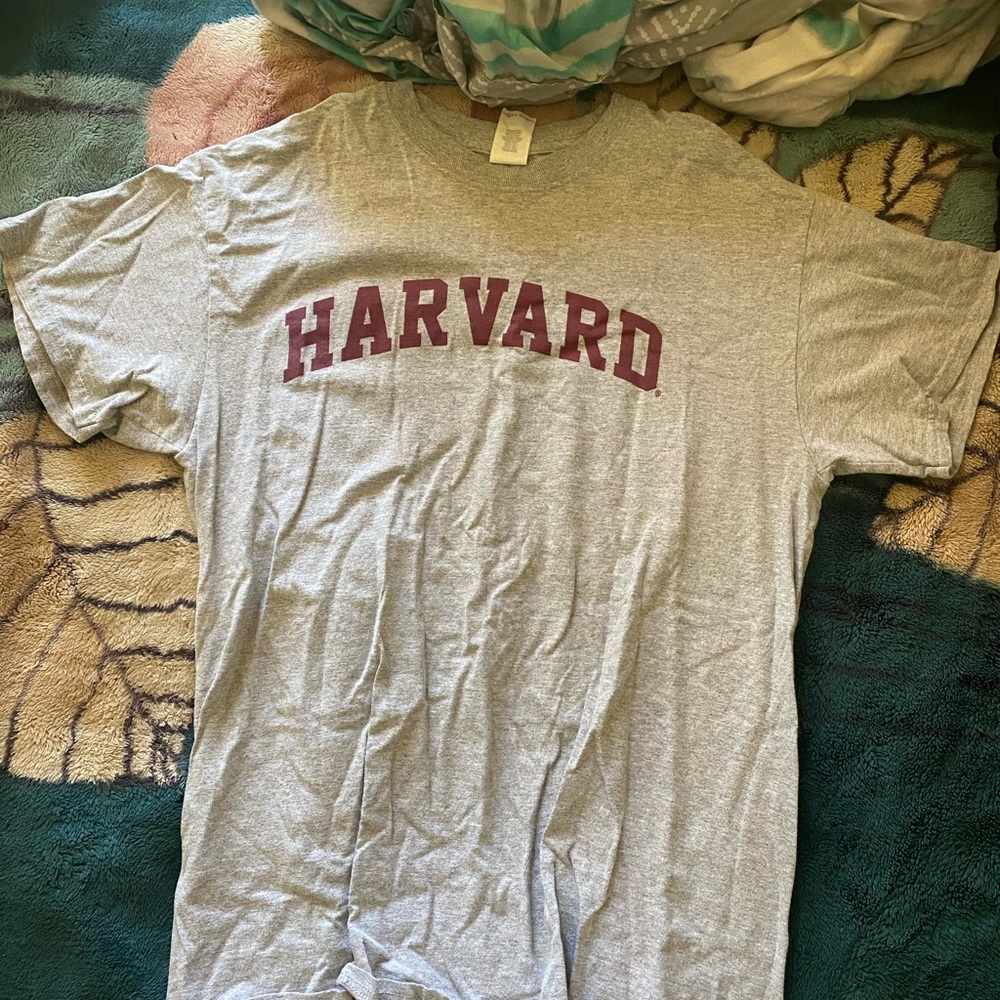 gildan harvard college shirt